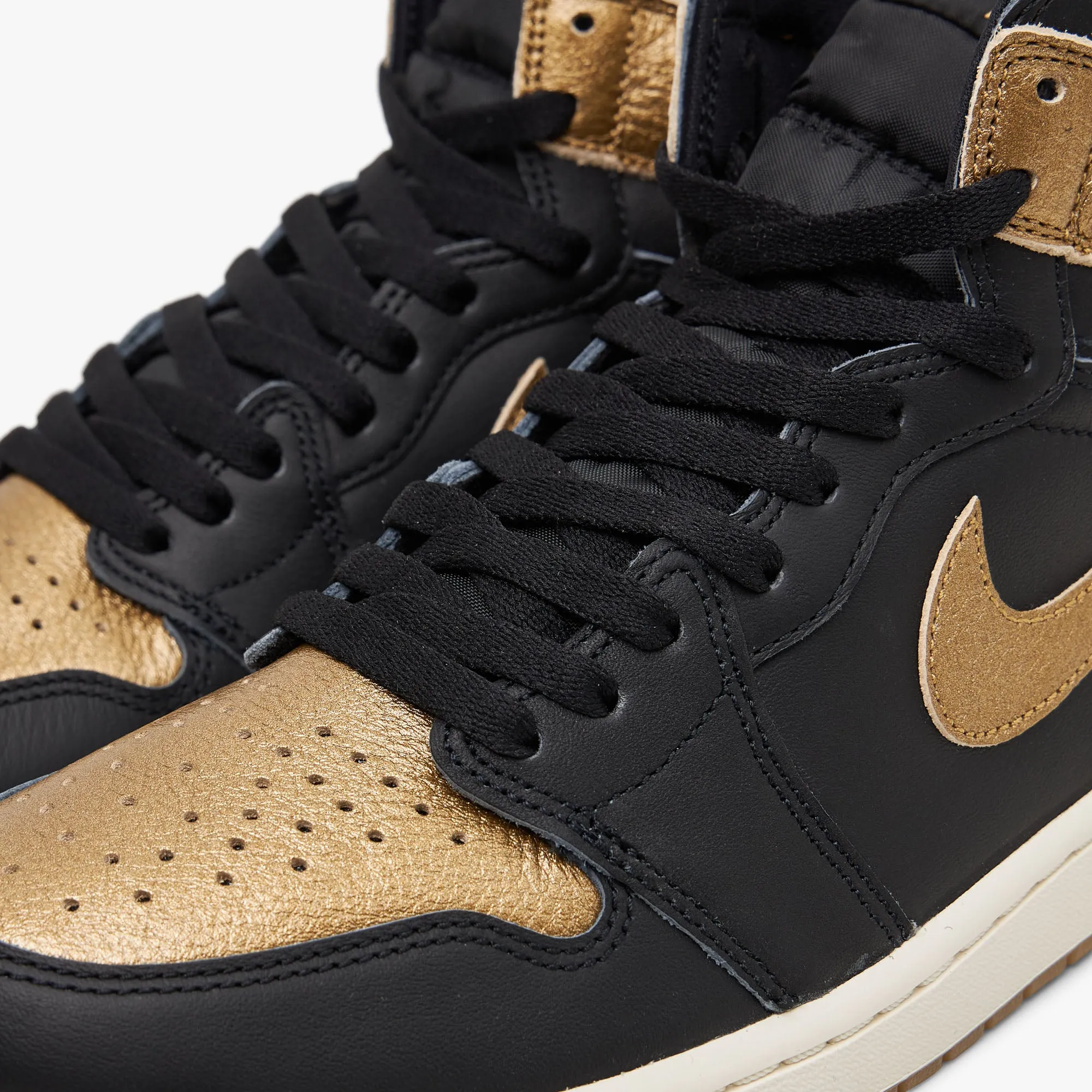 Jordan 1 Retro High OG Black / Metallic Gold - Sail